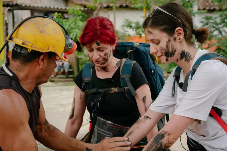 ada-gales-si-mama-ei-dezvaluiri-din-america-express-drumul-soarelui-de-ce-nu-se-vede-la-televizor-ca-oamenii-mai-au-un-pic-si-mor-aici-e-foarte-greu-de-ce-nu-se-vede-asta-18864258