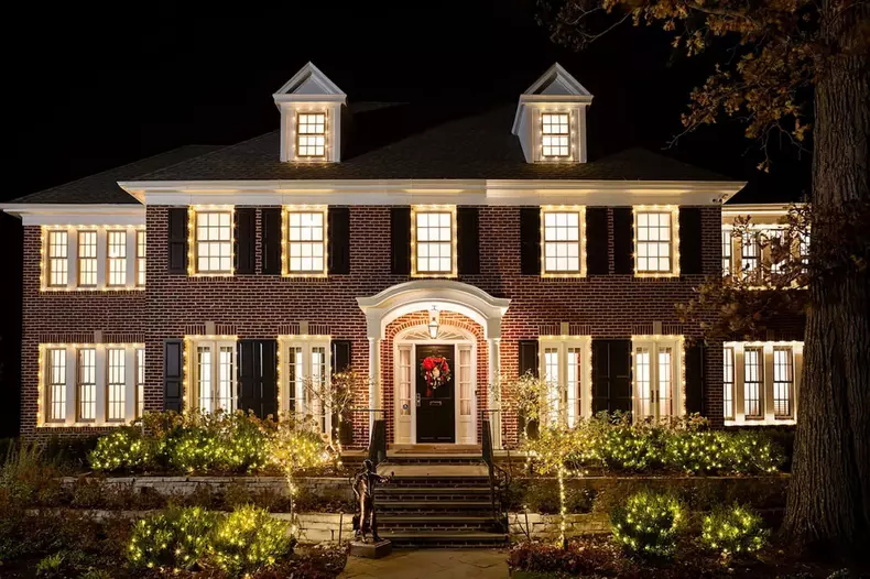You can rent the house of the Christmas movie Home Alone)on Airbnb.  Vous pouvez louer la maison de film de Noel joué parMacaulay MacaulayÊCulkin : Maman jÕai raté lÕavion