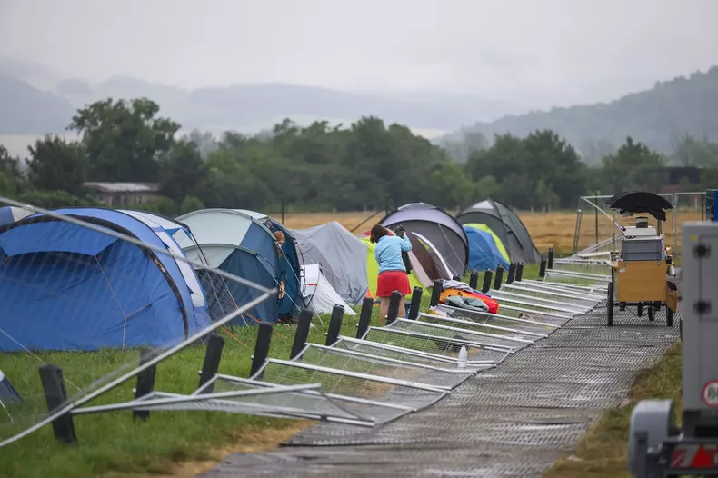 Festival Pohoda po intenzívnej búrke a páde stanu predčasne ukončili