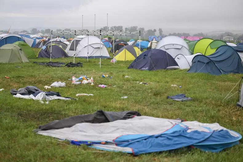 Festival Pohoda po intenzívnej búrke a páde stanu predčasne ukončili