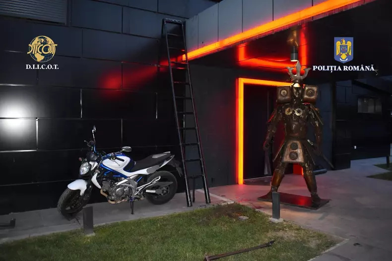 bolizi confiscati de la fatii Tate 8 FOTO DIICOT