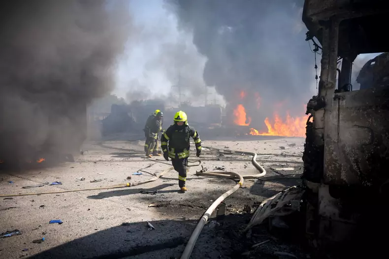 Pompierii luptă cu flăcările în urma unui atac raportat la Odesa Foto: Profimedia
