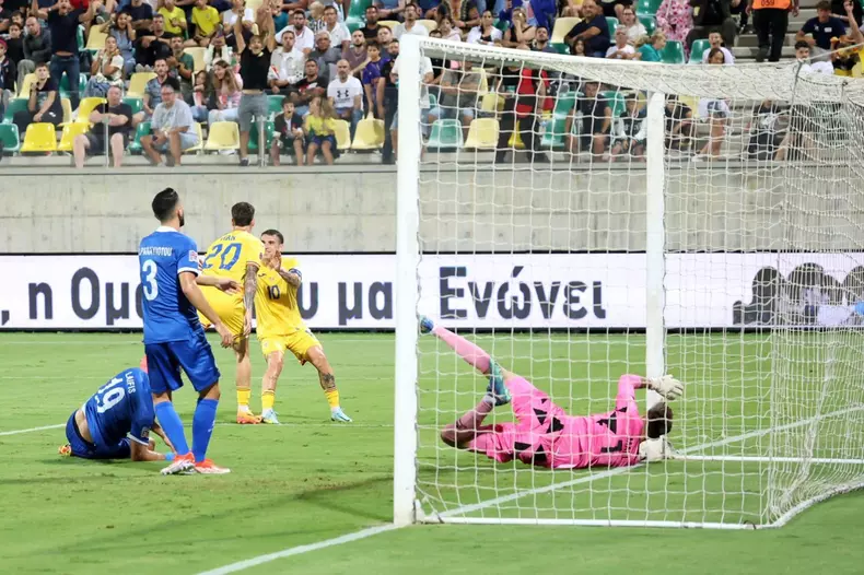 Momentul în care Dennis Man deschide scorul la Larnaca. Foto: Ionuț Iordache / GSP