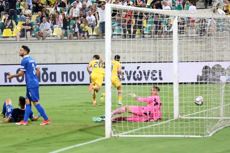 Momentul în care Dennis Man deschide scorul la Larnaca. Foto: Ionuț Iordache / GSP