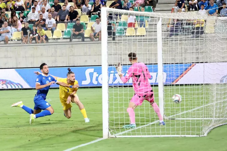 Momentul în care Radu Drăgușin înscrie primul său gol la națională, la Larnaca. Foto: Ionuț Iordache / GSP