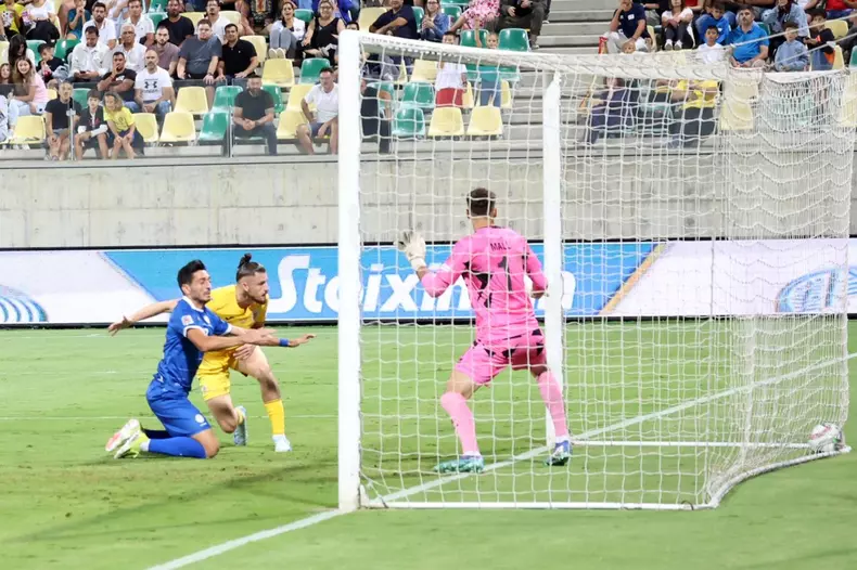 Momentul în care Radu Drăgușin înscrie primul său gol la națională, la Larnaca. Foto: Ionuț Iordache / GSP