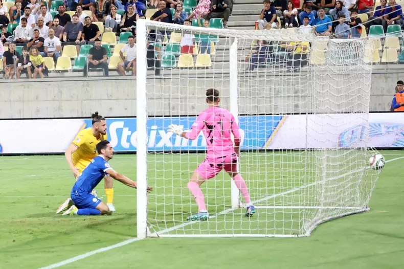 Momentul în care Radu Drăgușin înscrie primul său gol la națională, la Larnaca. Foto: Ionuț Iordache / GSP