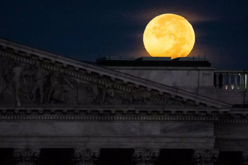 Luna Vânătorului,  în spatele clădirii Capitoliului Statelor Unite. Foto profimedia