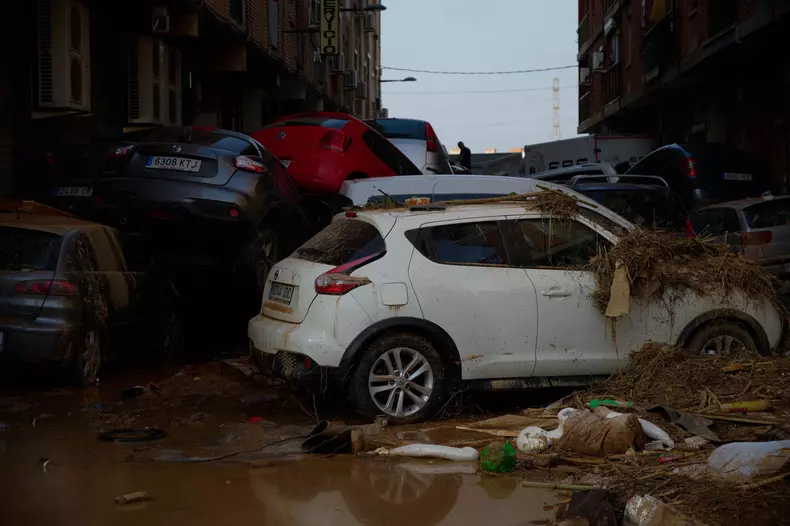 Pagubele produse vehiculelor în urma inundațiilor din Utiel, Valencia, pe 30 octombrie 2024. Foto Hepta