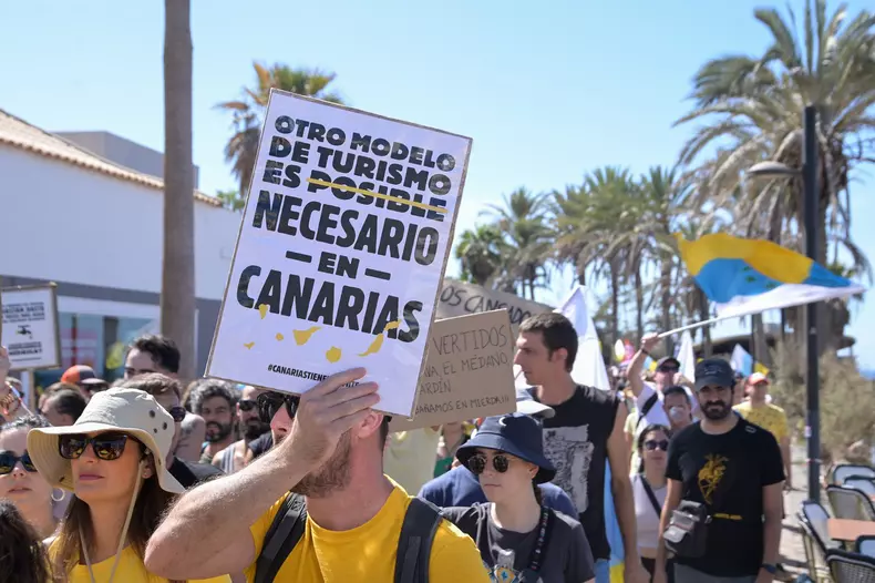 Canary Islands demonstrate against tourism model