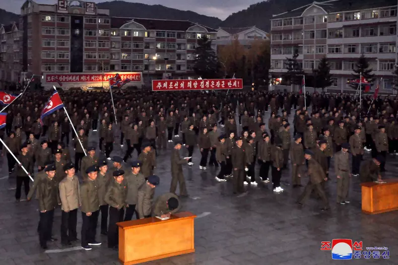 Tineri nord-coreeni care s-au înscris voluntari în armată. Foto KCNA Watch