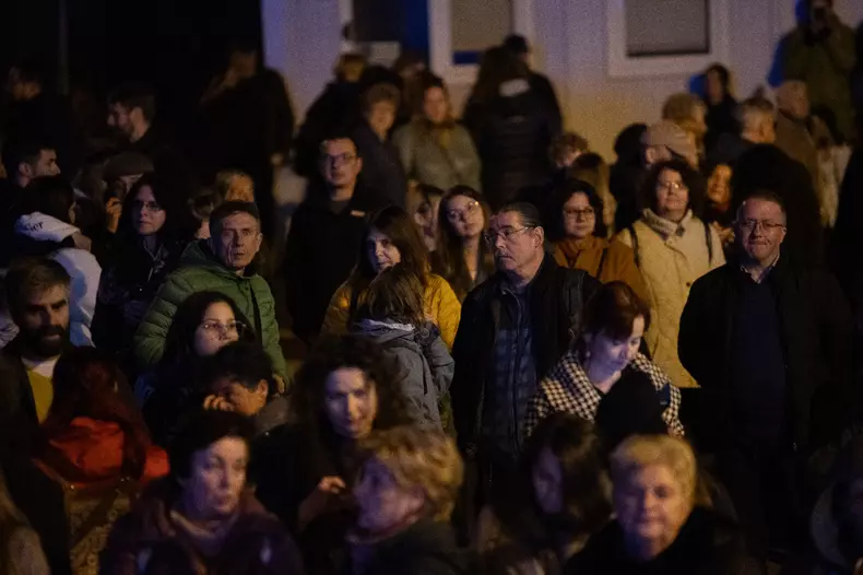 Oameni în Cimitirul Central Házsongárd din Cluj, la concertul de Luminație