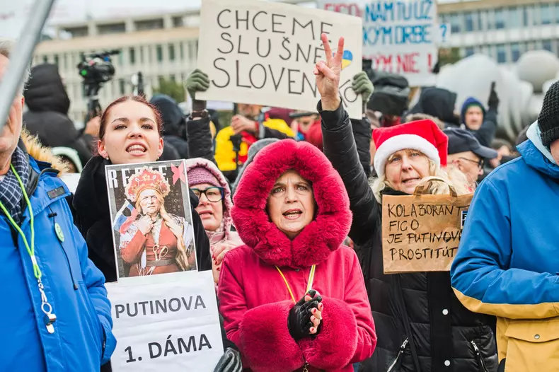 protest Dost bylo Ruska!, demonstrace proti premiérovi Robertu Ficovi, demonstranti, protestující, transparent, transparenty