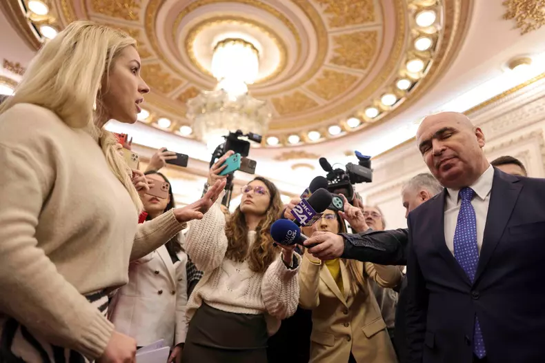 Angajată a Senatului și Ilie Bolojan. Fotografie realizată miercuri, 22 ianuarie, după o conferință de presă susținută de liderul PNL. Foto Inquam Photos Octav Ganea