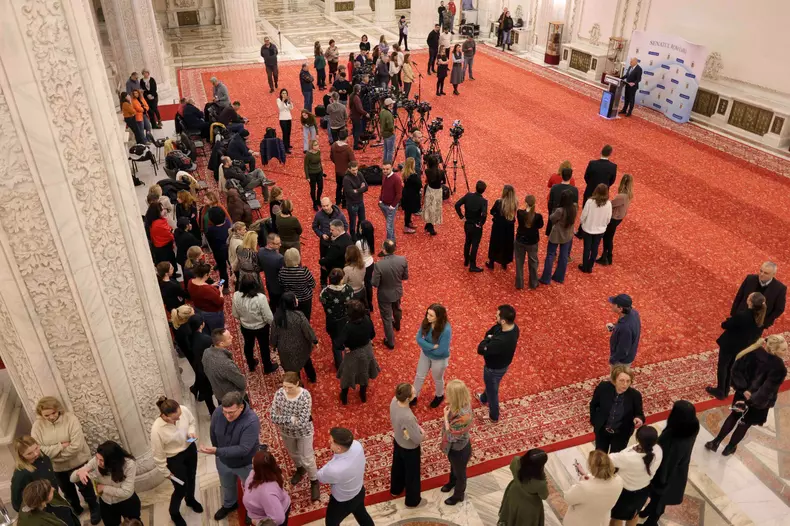 Angajații Senatului prezenți la conferința susținută de Ilie Bolojan miercuri, 22 ianuarie. Foto Inquam Photos Octav Ganea