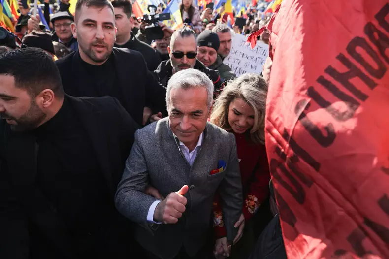 Călin Georgescu, înconjurat de oameni la „Marea Horă a Unirii Neamului” - Copy