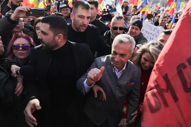 Călin Georgescu, înconjurat de oameni la „Marea Horă a Unirii Neamului”- Vlad Chirea