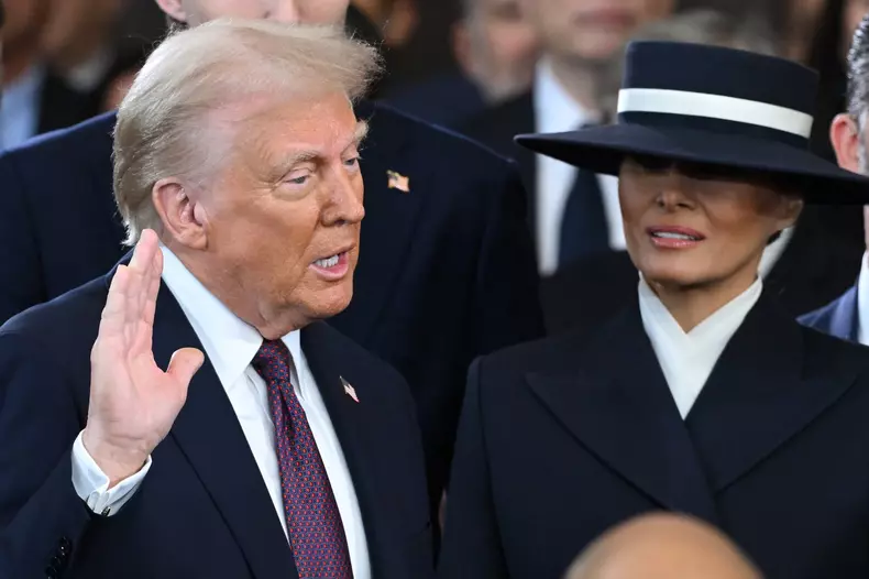 Donald Trump a depus jurământul alături de soția sa Melania Foto: Profimedia