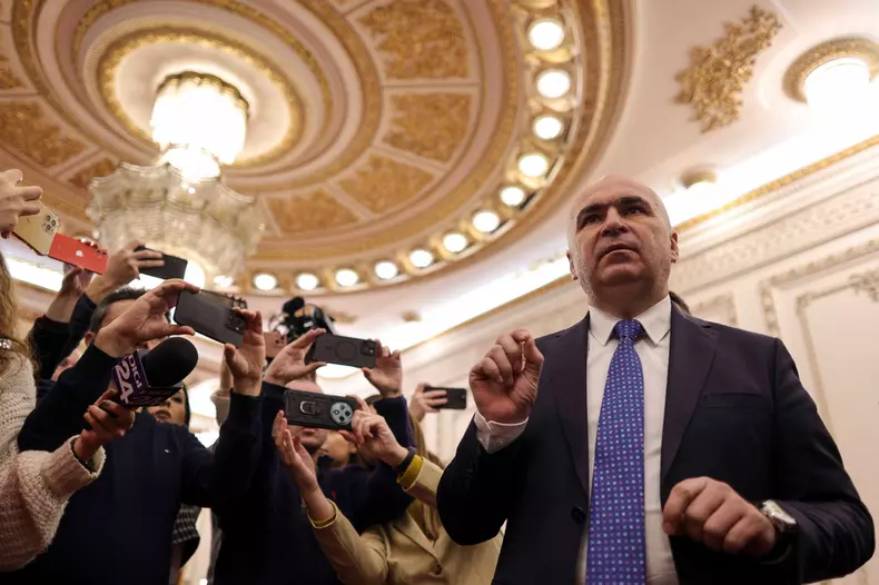 Ilie Bolojan surprins pe holurile Senatului. Foto Inquam Photos Octav Ganea