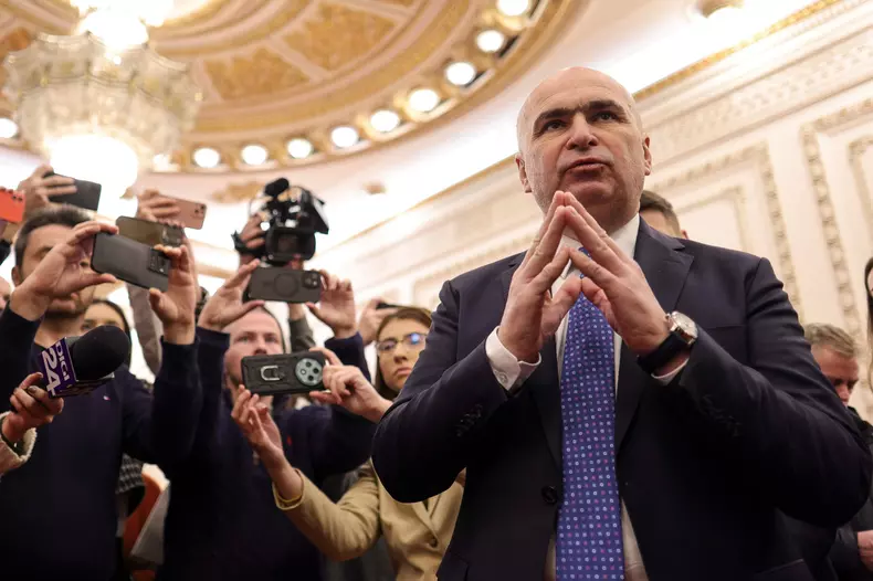 Ilie Bolojan surprins pe holurile Senatului, în timp ce vorbea cu angajații nemulțumiți că vor fi dați afară. Sursă Inquam Photos Octav Ganea