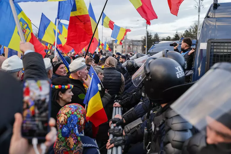 Susținătorii pro-Călin Georgescu veniți din Parcul Tineretului în Piaţa Victoriei s-au îmbrâncit vineri, 24 ianuarie, cu jandarmii