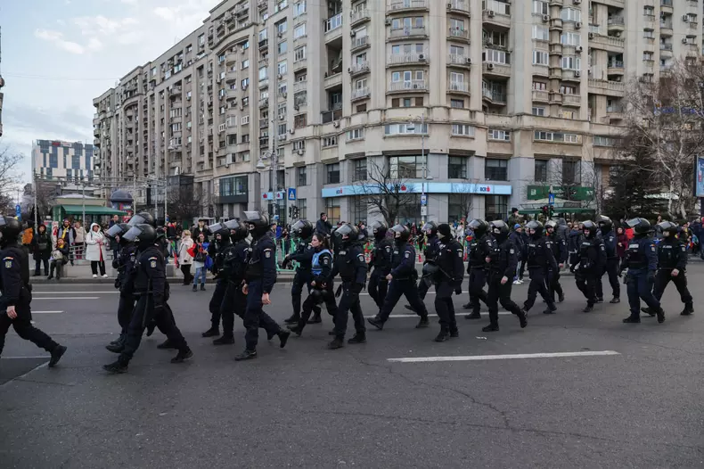 Susținătorii pro-Călin Georgescu veniți din Parcul Tineretului în Piaţa Victoriei s-au îmbrâncit vineri, 24 ianuarie, cu jandarmii