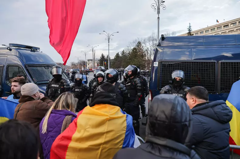 Susținătorii pro-Călin Georgescu veniți din Parcul Tineretului în Piaţa Victoriei s-au îmbrâncit vineri, 24 ianuarie, cu jandarmii