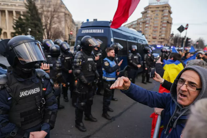 Susținătorii pro-Călin Georgescu veniți din Parcul Tineretului în Piaţa Victoriei s-au îmbrâncit vineri, 24 ianuarie, cu jandarmii