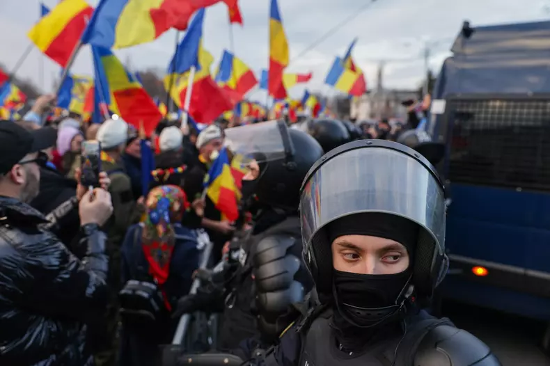 Susținătorii lui Călin Georgescu s-au îmbrâncit cu jandarmii în Piața Victoriei și au aruncat cu petarde și obiecte metalice (6)