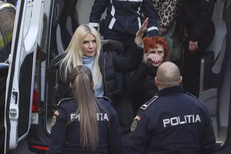 Laura Vicol INSTANT_CAB_NORDIS_005_INQUAM_Photos_George_Calin