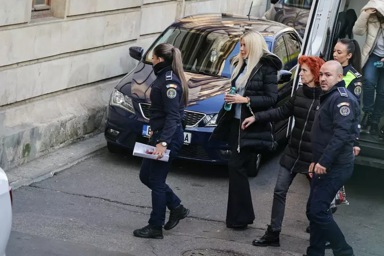 Laura Vicol, adusă cu cătușe la mâini la Curtea de Apel București