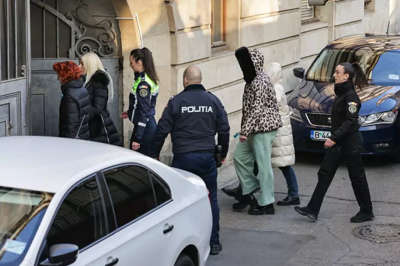 Laura Vicol, adusă cu cătușe la mâini la Curtea de Apel București