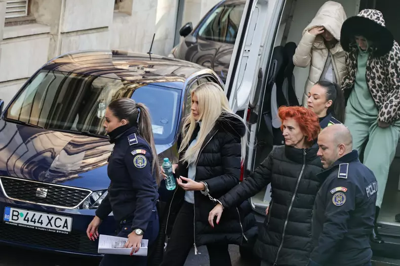 Laura Vicol, adusă cu cătușe la mâini la Curtea de Apel București