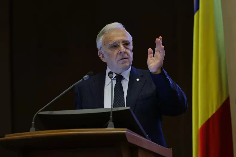 Mugur Isărescu surprins în timp ce ține o mână ridicată, în timpul conferinței de presă de luni, 17 februarie.  Foto Vlad Chirea/Libertatea