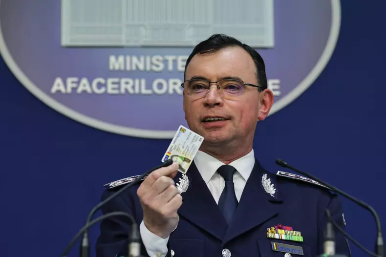 Bogdan Despescu, secretar de stat în MAII prezintă cartea electroncă de identitate. FOTO Vlad Chirea