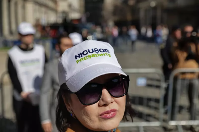 Femeie care poartă o șapcă albă pe care scrie „Nicușor Președinte” - 7 martie 2025. Foto Vlad Chirea/Libertatea