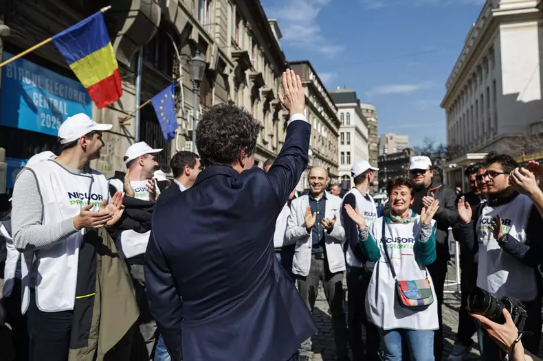 Nicușor Dan face cu mâna susținătorilor care au venit la BEC - 7 martie 2025. Foto Vlad Chirea/Libertatea