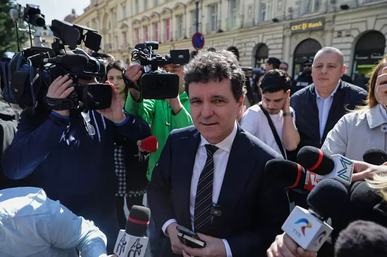 Nicușor Dan înconjurat de jurnaliști-depunere candidatură BEC - 7 martie 2025.  Foto Vlad Chirea/Libertatea