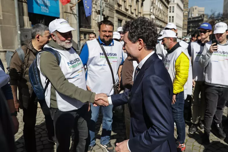 Nicușor Dan strânge mâna unui susținător - 7 martie 2025.  Foto Vlad Chirea/Libertatea