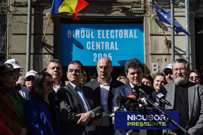 Nicușor Dan surprins în timp ce face declarații cu ocazia depunerii candidaturii la BEC - 7 martie 2025. Foto Vlad Chirea/Libertatea