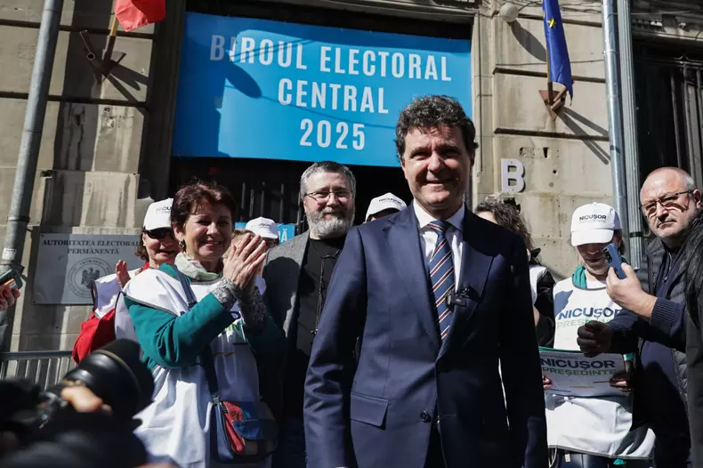Nicușor Dan surprins în timp ce iese din sediul BEC, după ce și-a depus candidatura la prezidențiale - 7 martie 2025.  Foto Vlad Chirea/Libertatea