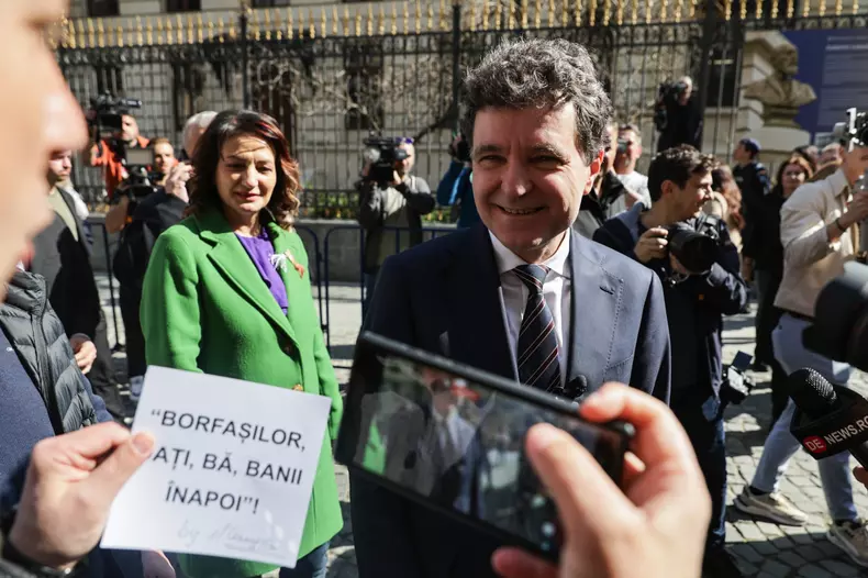 Nicușor Dan surprins zâmbind la depunerea candidaturii la alegerile prezidențiale - 7 martie 2025. Foto Vlad Chirea/Libertatea