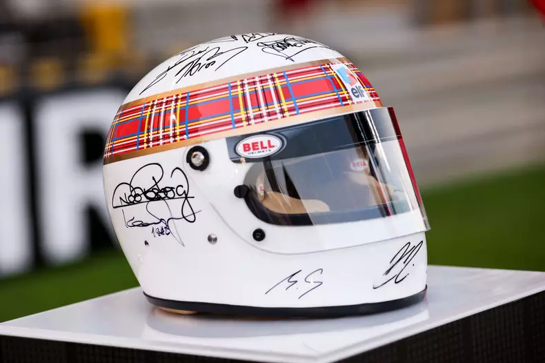 Michael Schumacher, convalescent depuis son accident de ski en 2013, a signé un casque pour une oeuvre de charité de Jackie Stewart à Sakhir (Bahreïn)