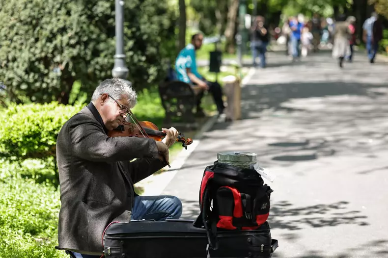 Un bărbat care cântă în Parcul Cișmigiu