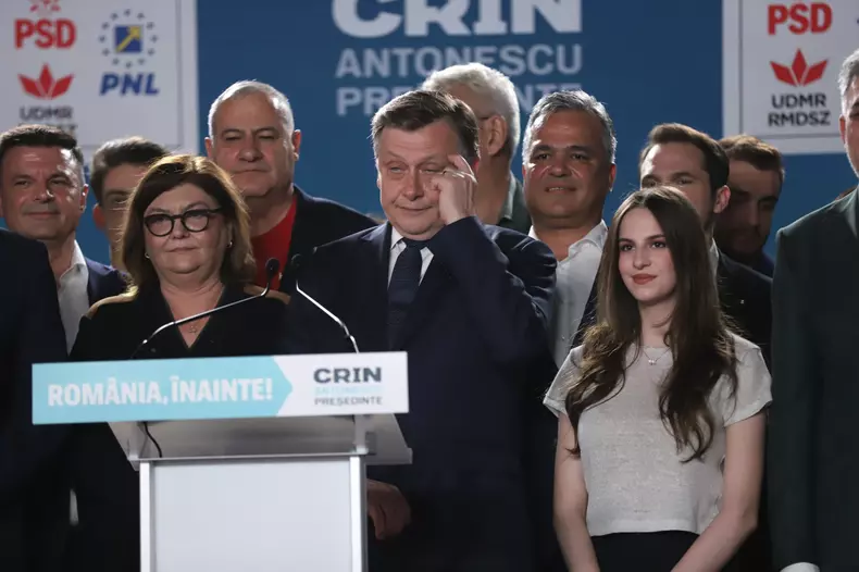 Crin Antonescu îngândurat FOTO Dumitru Angelescu