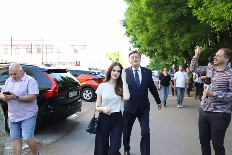 Crin Antonescu, sotia Adina Valean și fiica Irina alegeri 4 mai (1)