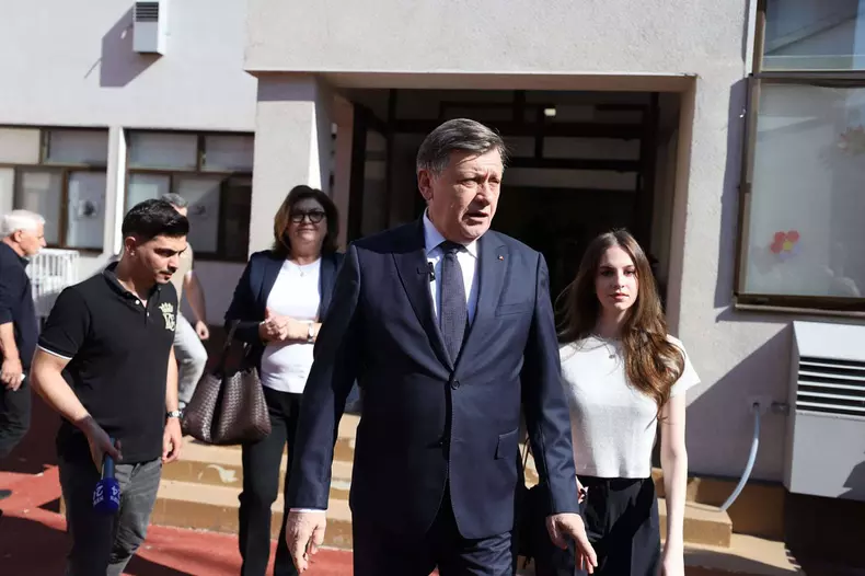 Crin Antonescu, sotia Adina Valean și fiica Irina alegeri 4 mai (12)