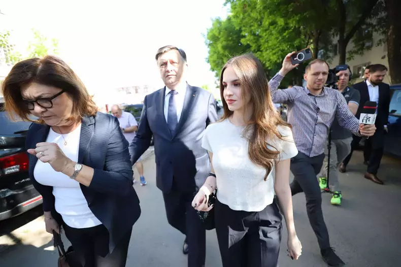 Crin Antonescu, sotia Adina Valean și fiica Irina alegeri 4 mai (14)