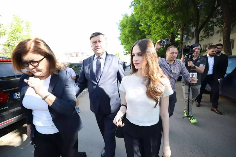 Crin Antonescu, sotia Adina Valean și fiica Irina alegeri 4 mai (2)