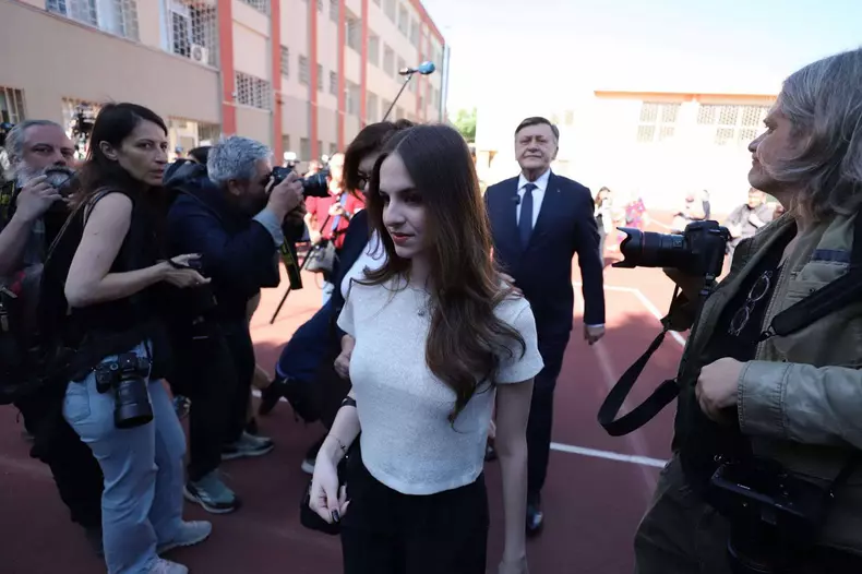 Crin Antonescu, sotia Adina Valean și fiica Irina alegeri 4 mai (6)